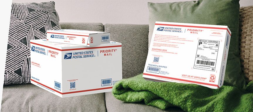 Olika storlekar av USPS Priority Mail-paket i en soffa.
