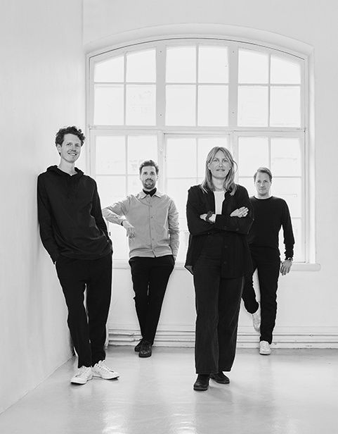 Fyra personer poserar i en ljus fotostudio i Stockholm